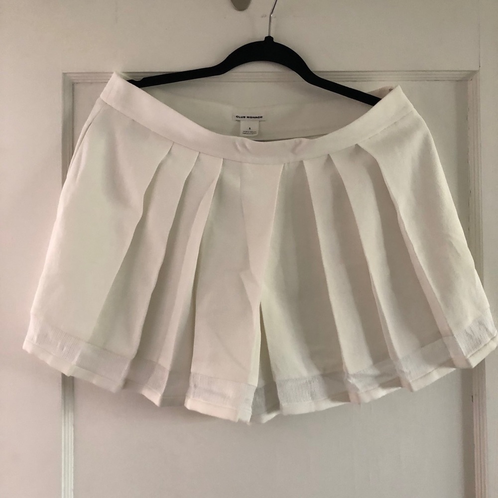Club Monaco pleated white shorts
